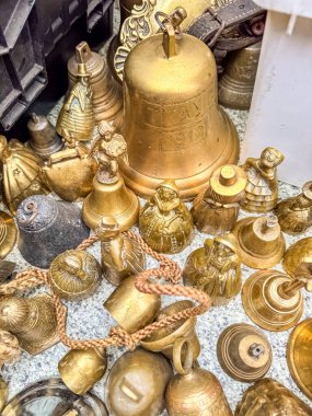Çeşitli şekil ve boyutlarda antika pirinç çanlar koleksiyonu. Yüksek kalite fotoğraf
