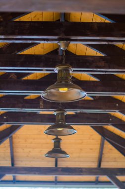 Kaliteli kolye lambaları ahşap tavandan sarkıyor. Yüksek kalite fotoğraf