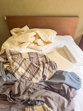 Buruşuk çarşaflı, battaniyeli, yastıklı, dağınık yatak odalı. Yüksek kalite fotoğraf