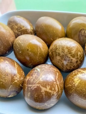 Geleneksel olarak boyanmış kahverengi mermer desenli Paskalya yumurtalarının yakın çekimi. Yüksek kalite fotoğraf