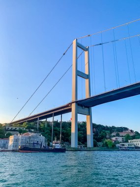 Istanbuls Boğazı Köprüsü, Avrupa ve Asya 'yı kapsayan, mavi gökyüzü, şehir manzarası. Yüksek kalite fotoğraf
