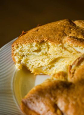 Yumuşak elmalı kek dilimi, sıcak tatlı, altın kabuk, kırsal cazibe. Yüksek kalite fotoğraf