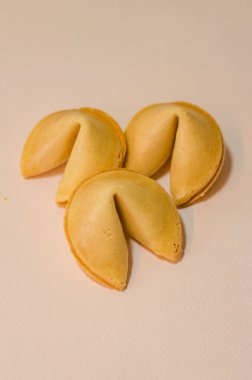 Tarafsız arka planda üç fal kurabiyesi, geleneksel, tatlı ve umut verici. Yüksek kalite fotoğraf