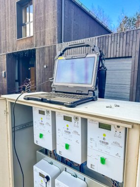 Elektrik teçhizatı. Enerji ölçer bir konutun tükettiği elektrik enerjisini ölçen bir cihazdır. Yüksek kalite fotoğraf