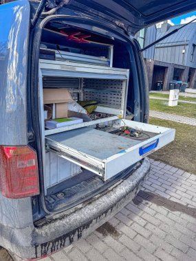 Organize Alet Depolama, Profesyonel Servis Aracı, Ekipman ile Açık Çalışma Minibüsü. Yüksek kalite fotoğraf