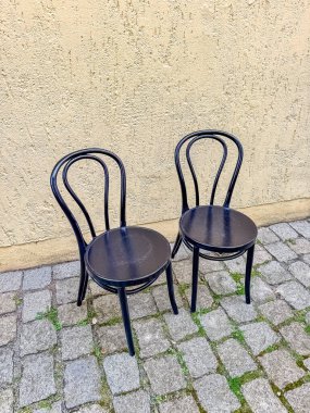 İki Black Bentwood sandalyesi, kaldırım taşı yüzeyi, basit koltuklar, mobilya ayrıntıları. Yüksek kalite fotoğraf