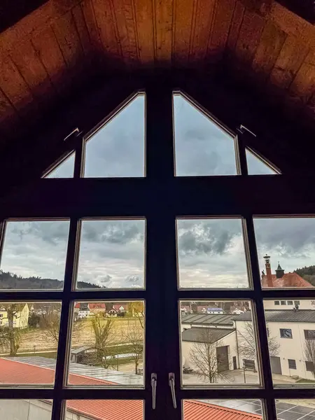 Tavan Arası Penceresinden Şehir Binaları ve Bulutlu Gökyüzü Manzarası 'na Bak. Yüksek kalite fotoğraf