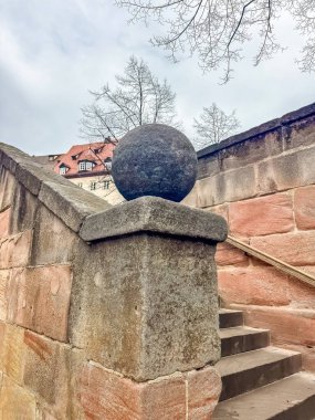 Yuvarlak heykel ve klasik mimarisi olan tarihi taş merdiven ayrıntıları. Yüksek kalite fotoğraf