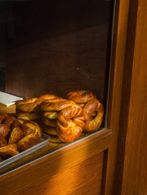 Fırın vitrininde sergilenen taze pişmiş Türk simit ekmek halkaları. Yüksek kalite fotoğraf