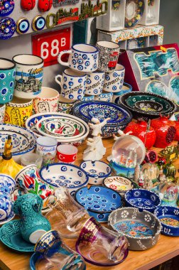 İstanbul, Türkiye - 04 Mayıs 2025: İstanbul pazarından renkli seramik eşyalar ve dekoratif eşyalar. Yüksek kalite fotoğraf