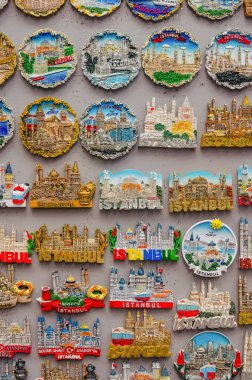 İstanbul, Türkiye - 04 Mayıs 2025: Renkli İstanbul hatıraları canlı bir düzende duvarda sergilendi