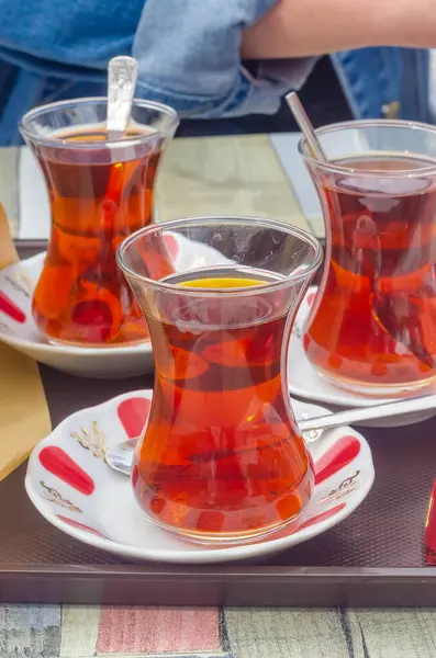 Geleneksel lale bardaklarında beyaz çay kaşıklarıyla servis edilen Türk çayı. Yüksek kalite fotoğraf