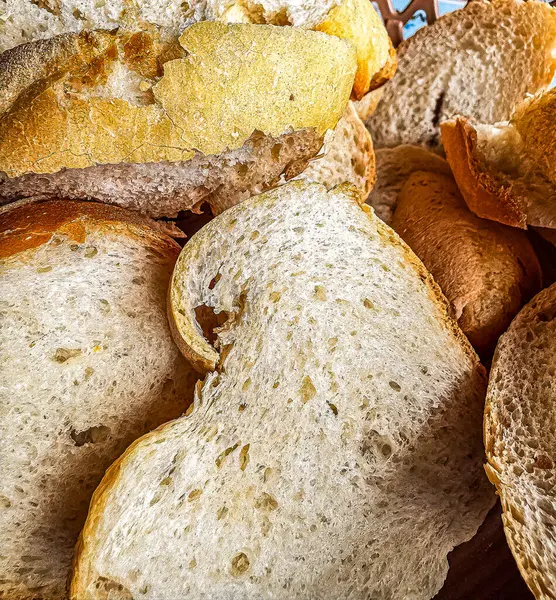 Ekmek dilimlerinin yakın plan çekimleri dokuma sepetinde dokuma dokuları ve kenarları gösteriyor. Yüksek kalite fotoğraf