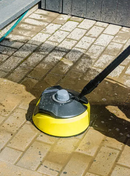 Yüksek basınçlı temizlik aleti, açık hava temizliği için ıslak kaldırım taşlarında kullanılır. Yüksek kalite fotoğraf