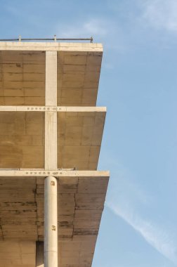 Mavi gökyüzü arka planına sahip modern beton bina yapım aşamasında. Yüksek kalite fotoğraf