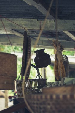 Kulübede asılı duran ve yeşil arkaplan