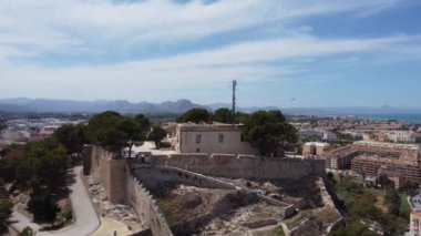 Denia İspanya kalesinin insansız hava aracı görüntüsü. Yüksek kalite 4k görüntü