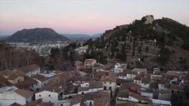 İspanya Xativa Şehri insansız hava aracı manzaralı. Yüksek kalite 4k görüntü