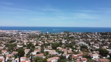 Dağlar, şehir ve deniz aracı Denia İspanya 'ya bakıyor. Yüksek kalite 4k görüntü