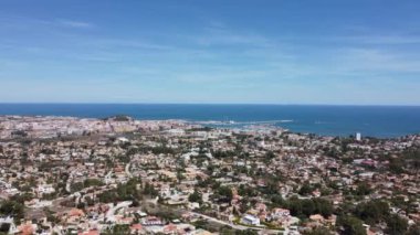 Dağlar, şehir ve deniz aracı Denia İspanya 'ya bakıyor. Yüksek kalite 4k görüntü
