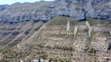 Dağlar, şehir ve deniz aracı Denia İspanya 'ya bakıyor. Yüksek kalite 4k görüntü
