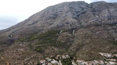 Dağlar, şehir ve deniz aracı Denia İspanya 'ya bakıyor. Yüksek kalite 4k görüntü
