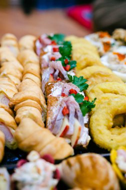 Servis tabağında hazırlanmış renkli şiş aperatifler. Aperatifler düzgün, şenlikli ruh hali, yakın çekim açısı, dikey kompozisyon, yemek düzenleme, canlı sunum, yemek fotoğrafçılığı, kutlama konsepti