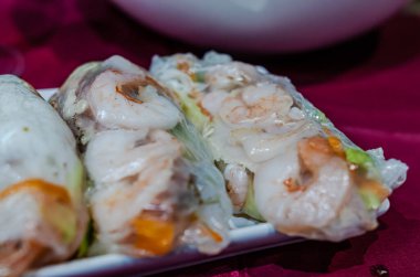 Taze Vietnam karidesli börek ve siyah tabakta fıstık sosu. Yakın çekim, canlı renkler, zarif kaplama, Asya mutfağı, restoran dekorasyonu, iyi yemek, iştah açıcı ruh hali, aşçılık ayrıntıları..