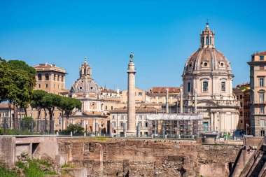 Trajan 'ın Sütunu ve Chiesa del Santissimo Nome di Maria al Foro Traiano Roma, İtalya