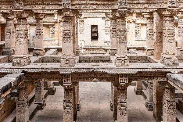Rani ki Vav - Kraliçe taşa oyulmuş sütunlara iyi bakın