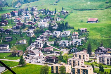 İsviçre 'nin dönen arabasından Engelberg Titlis köyünün güzel bir manzarası.