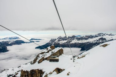 İsviçre 'deki Titlis Dağı buzulunun görkemli manzarası.