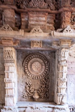 Adalaj Stepwell veya Rudabai Stepwell 'deki Mimari Mucize Pencere oymaları. Gandhinagar yakınlarındaki Adalaj köyünde, Gujarat, Hindistan.
