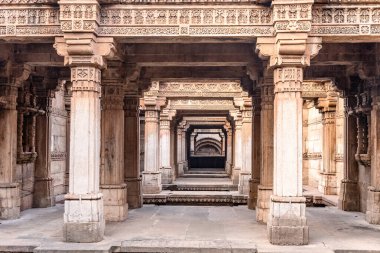 Adalaj Stepwell veya Rudabai Stepwell Gandhinagar yakınlarındaki Adalaj köyünde, Gujarat, Hindistan