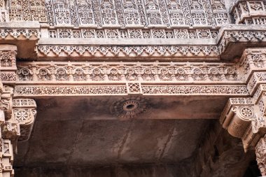Adalaj Stepwell ya da Rudabai Stepwell 'in Girişi