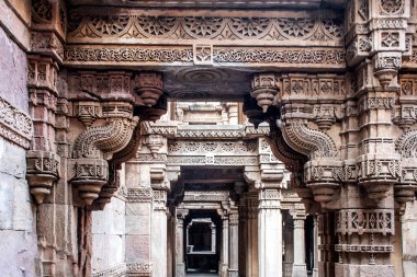 Adalaj Stepwell 'in yan görüntüsü veya Gujarat, Hindistan' dan Rudabai Stepwell