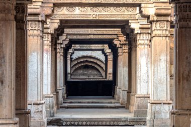 Adalaj Stepwell veya Rudabai Stepwell 'in üst merkezi manzarası. Gandhinagar yakınlarındaki Adalaj köyünde, Gujarat, Hindistan.