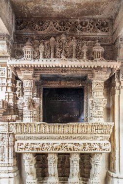 Adalaj Stepwell veya Rudabai Stepwell 'deki Pencere Balkonu. Gandhinagar yakınlarındaki Adalaj köyünde, Gujarat, Hindistan.