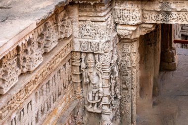 İç duvarlarda heykel güzelliği ve sütunlar Raniki Vav - Step Well Patan, Gujarat, Hindistan