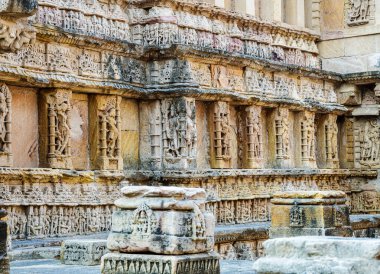 Ünlü Raniki Vav - Step Well Patan 'ın duvarına Hindu mitolojisinden oyulmuş 800 heykel