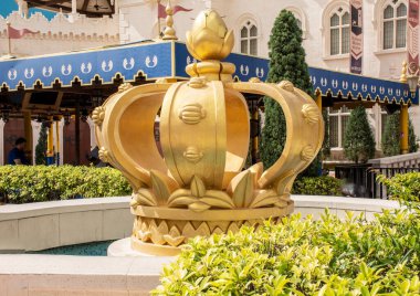 Big ass crown in front of the castle at Universal Studio