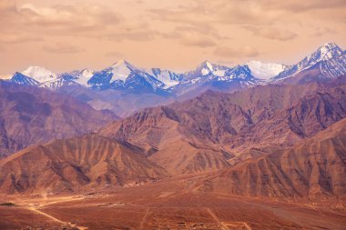 Ladakh Himalaya 'nın güzel Panoraması