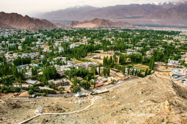 Leh Ladakh şehrinin silueti