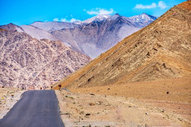 Ladakh 'taki Manyetik tepenin panoramik manzarası