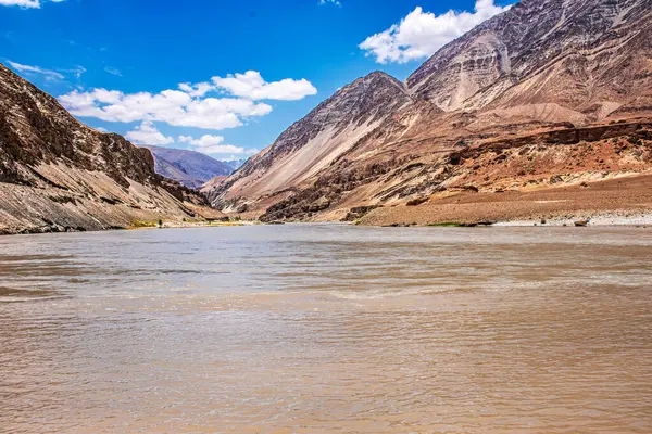 Ladakh 'taki Sangam Indus nehrinin manzarası