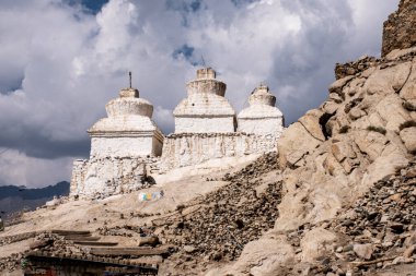 Budist, Stupa 'yı Shey Palace' da koro ediyor, Ladakh.