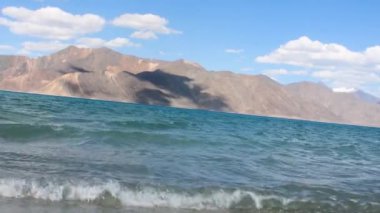 Renkli ve güzel Ladakh Pangong Gölü