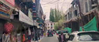 Dar yollu Leh pazarı manzarası