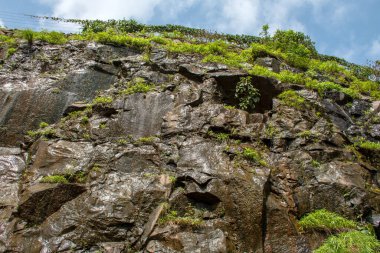 Muson mevsiminde Tamhini Ghat 'in ıslak dağı
