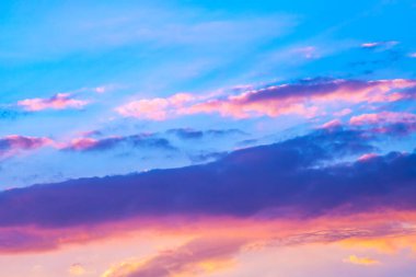 Akşamları gökyüzünün rengarenk manzarası